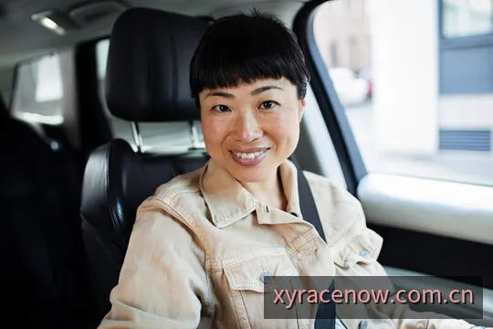幸运赛车夜间赛道全景光影与车辆排位指示